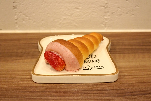 苺がついちゃった贅沢チョココロネ